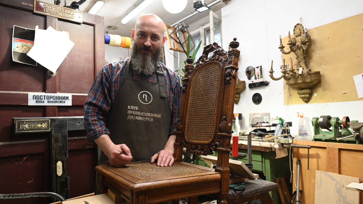 Заведующий отделом научной реставрации Всероссийского музея декоративного искусства Яков Горностаев приводит в первозданный вид стул, на котором возможно сидел Ленин