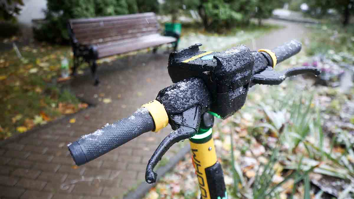 Сервисы аренды самокатов и велосипедов приостановили работу из-за непогоды