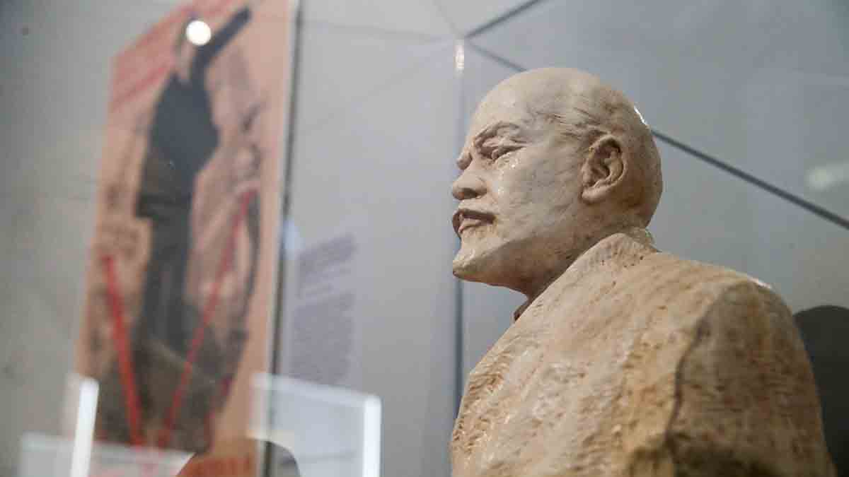 Власти Ирбиты сняли новогодние костюмы с памятников Ленина и Екатерины II