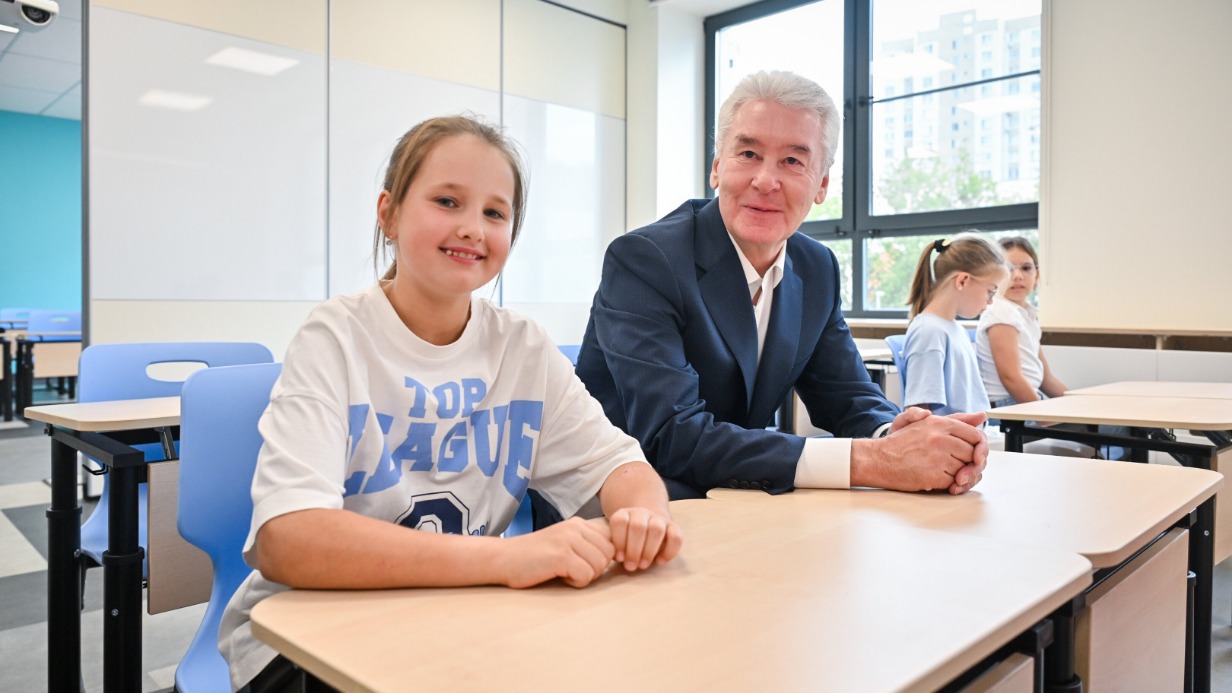 Мэр Москвы Сергей Собянин осмотрел здание школы № 1190 после реконструкции, проведенной по новому московскому стандарту