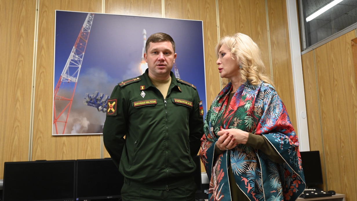 Офицер по тестированию военно-профессиональной ориентации пункта отбора Михаил Горбунов и певица Виктория Цыганова во время эскурсии