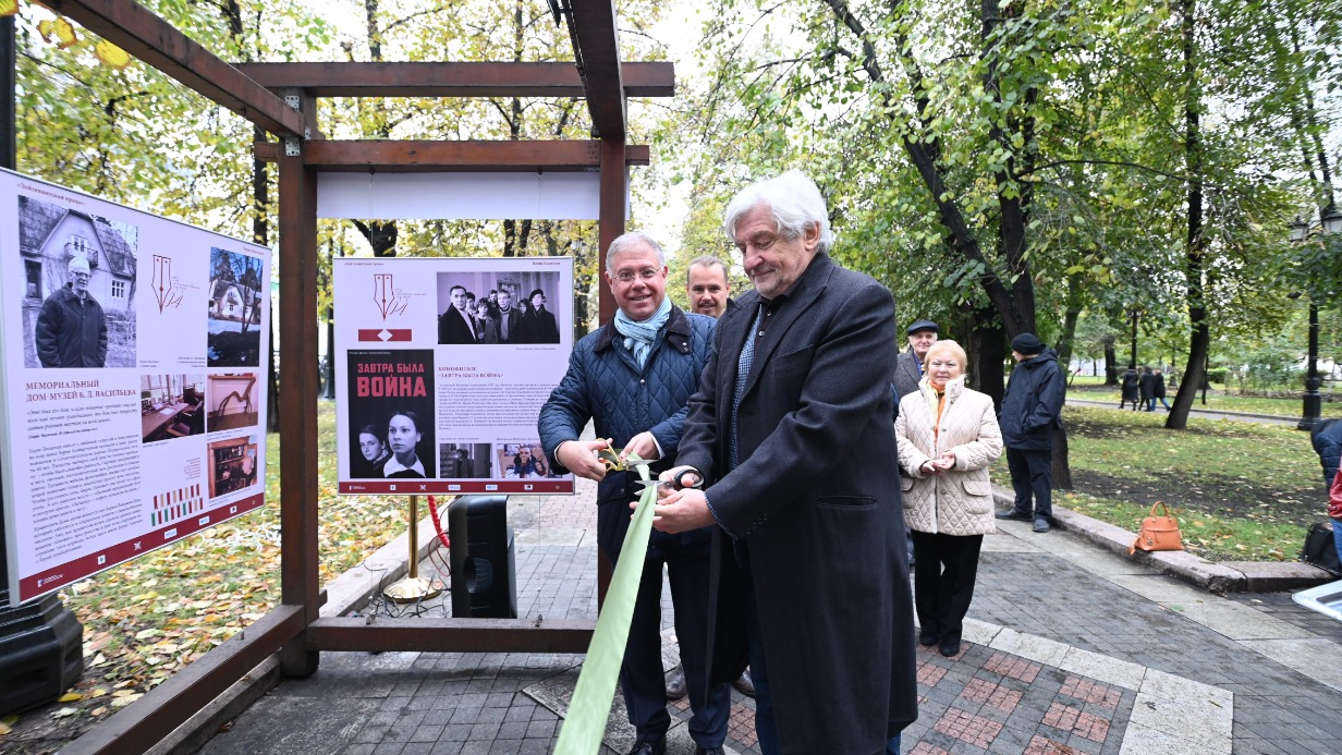 Директор Департамента государственной поддержки периодической печати и книжной индустрии Минцифры Владимир Григорьев и зампредседателя Мосгордумы Степан Орлов открывают выставку, посвященную писателю Борису Васильеву