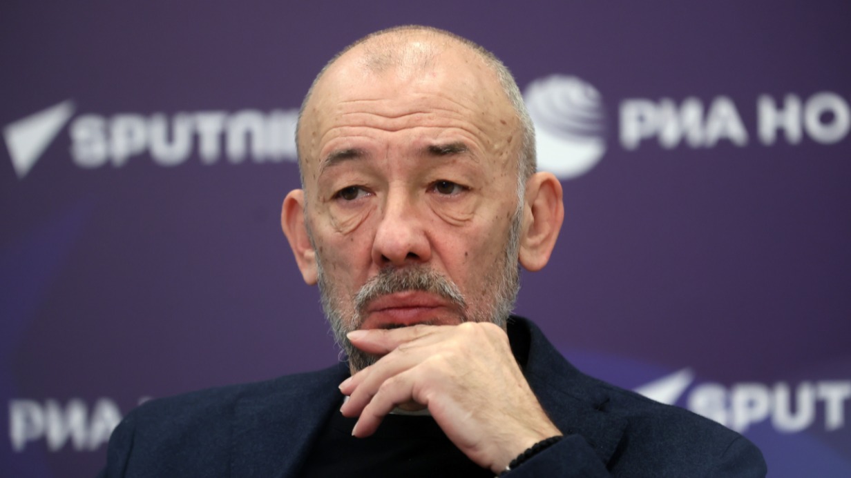 Режиссер Сергей Дебижев во время пресс-конференции, посвященной началу ретроспективы его фильмов и презентации документальной ленты «Крест», в которой исследуется этот сакральный символ