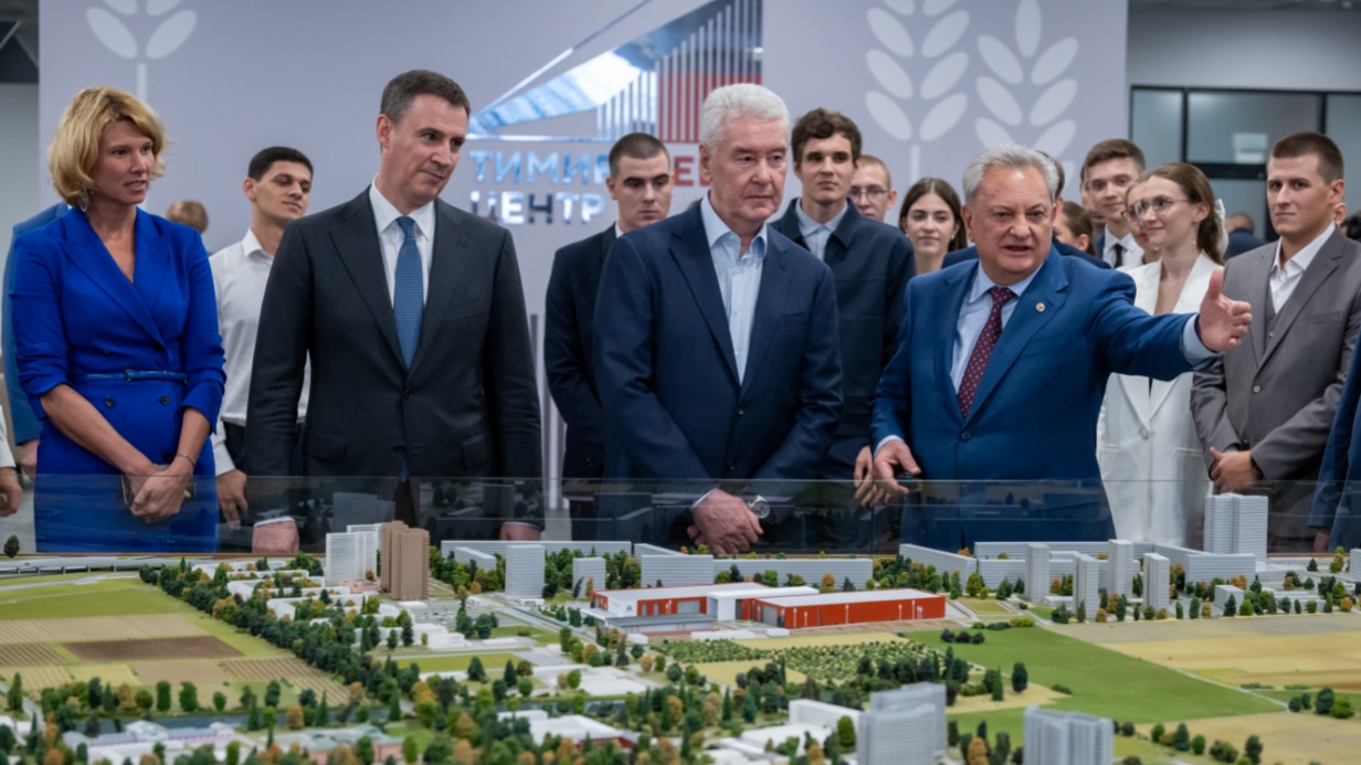 Зампредседателя правительства РФ Дмитрий Патрушев, мэр Москвы Сергей Собянин и ректор Тимирязевской академии Владимир Трухачев (слева направо) на открытии «Тимирязев Центра» 