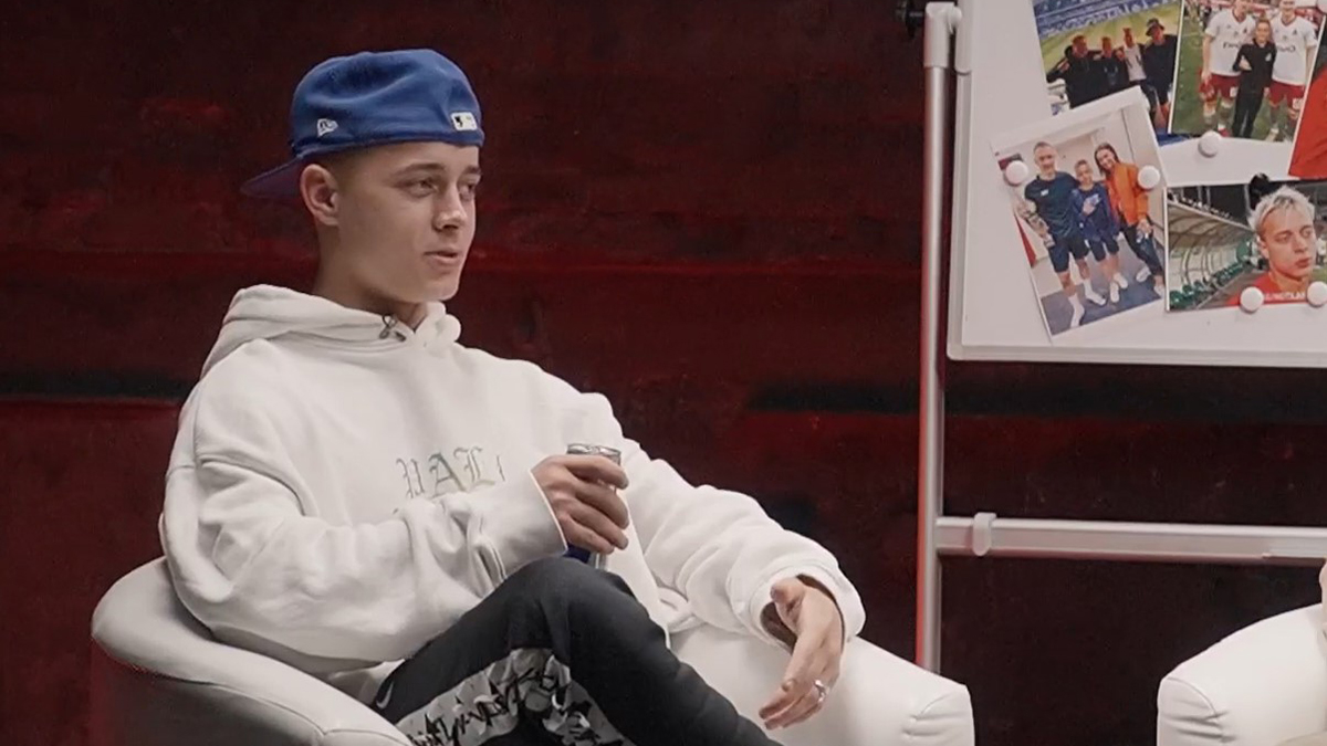 СМИ: Футболист Медиалиги Крапивников избил девушку в московском баре