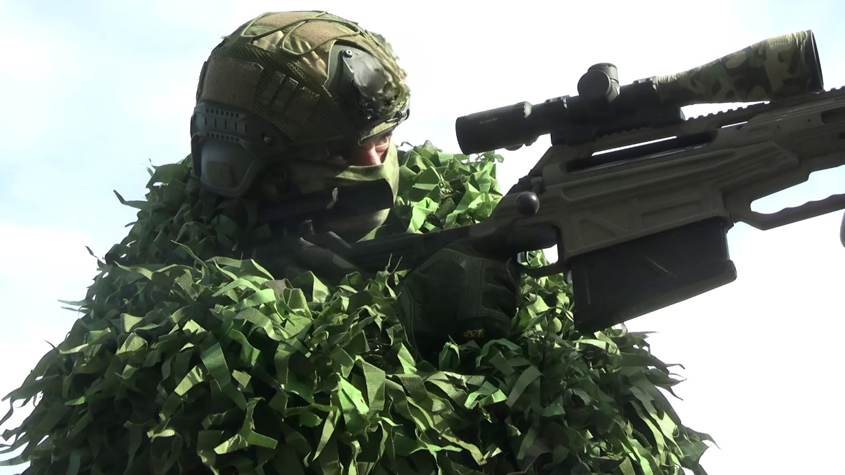 Снайпер на выполнении боевой задачи по зачистке Угледара от остатков украинских воинских формирований 