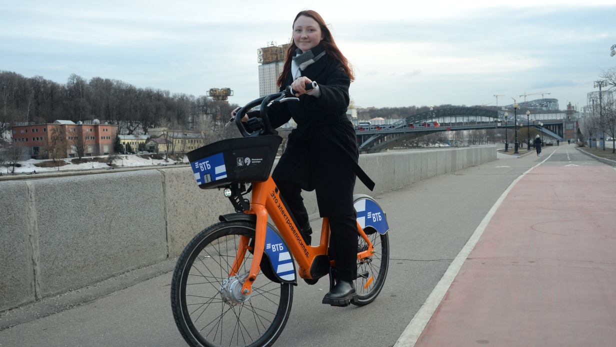 Москвичке Агнии Кононовой нравятся прогулки на велосипеде по дорожкам в городских парках 