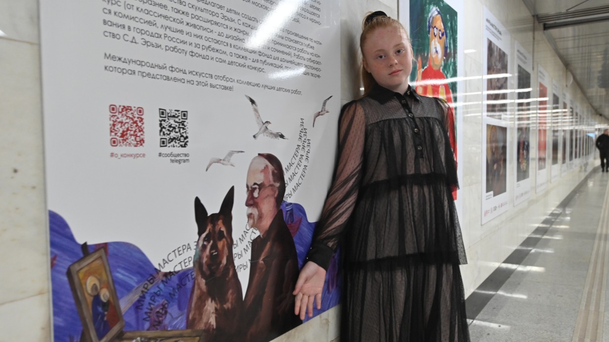 Художница Алина Самарина в переходе станции «Проспект Вернадского»