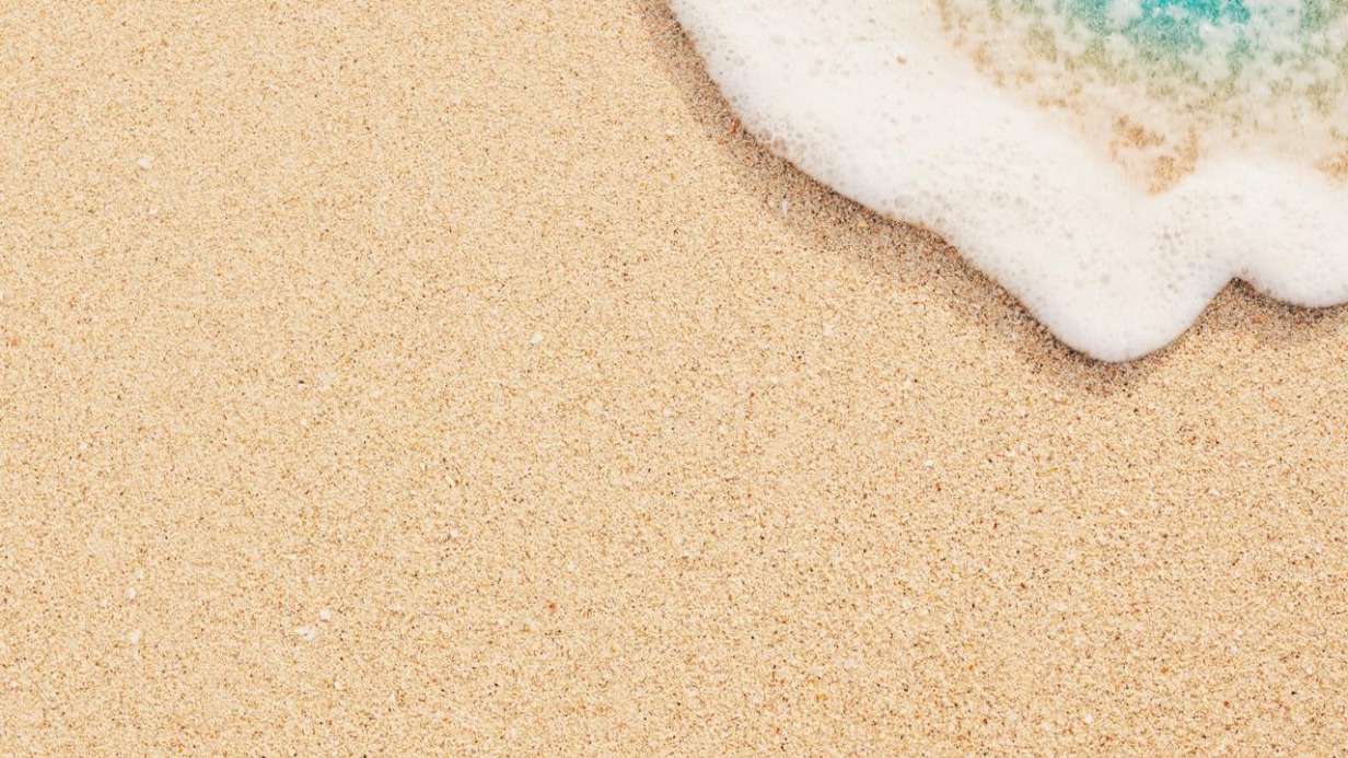 Запретили трогать и приближаться: что за таинственные шары нашли на пляже в Австралии