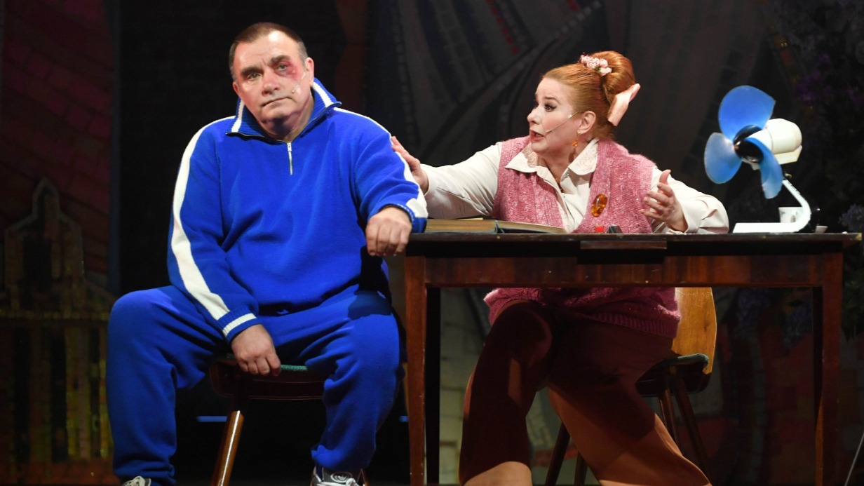 Заслуженный артист России Сергей Векслер в роли Коли-Левитуна и актриса Юлия Куварзина в образе Кати-Телекинезы в спектакле Георгия Суркова по пьесе Рината Ташимова «Дар» на Новой сцене Театра на Таганке