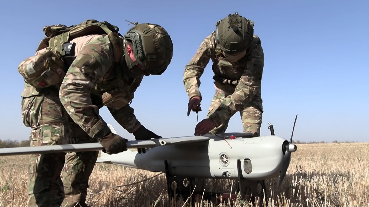 Донецкая Народная Республика. Начальник расчета беспилотных летательных аппаратов «Джес» и техник «Мороз» готовят к работе дрон «Орлан-10»