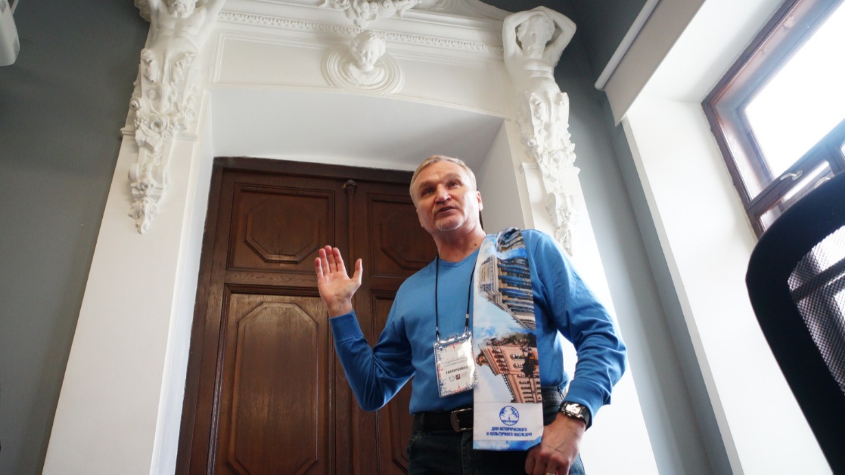 Вадим Савенок проводит экскурсию в городской усадьбе Четверикова–Малютина–Елагиной 