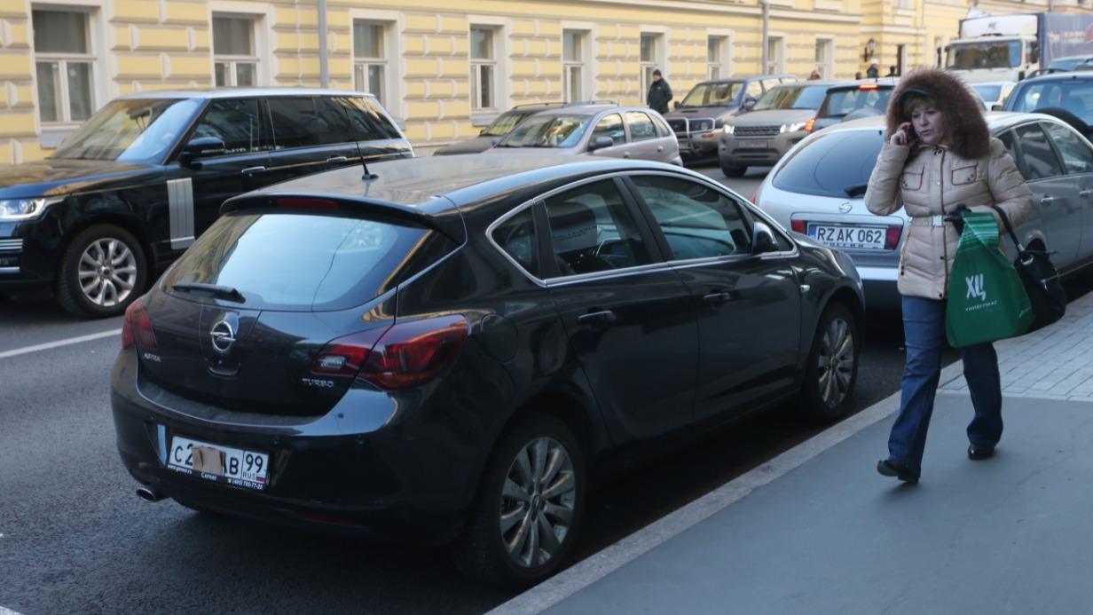 Зачастую автовладельцы скрывают номера обычными картонками, чтобы не платить за парковку