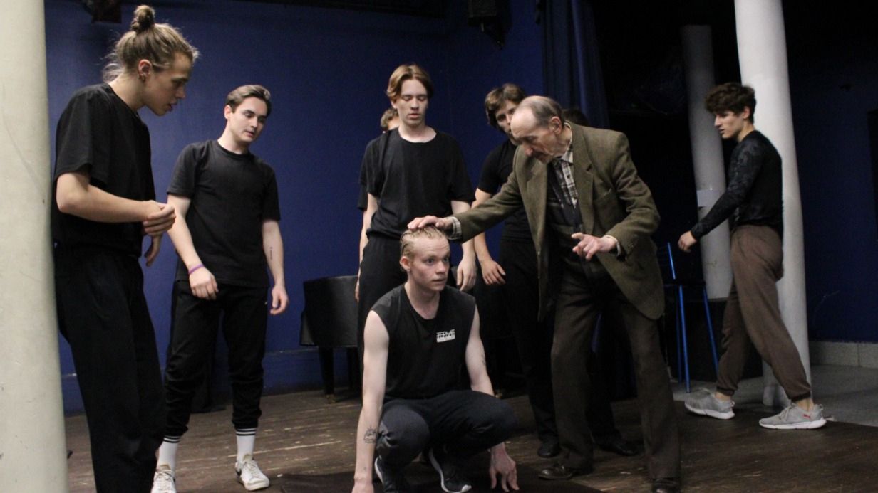 Профессор Андрей Бори- сович Дрознин обучает сценическому движению студентов курса Максима Аверина
