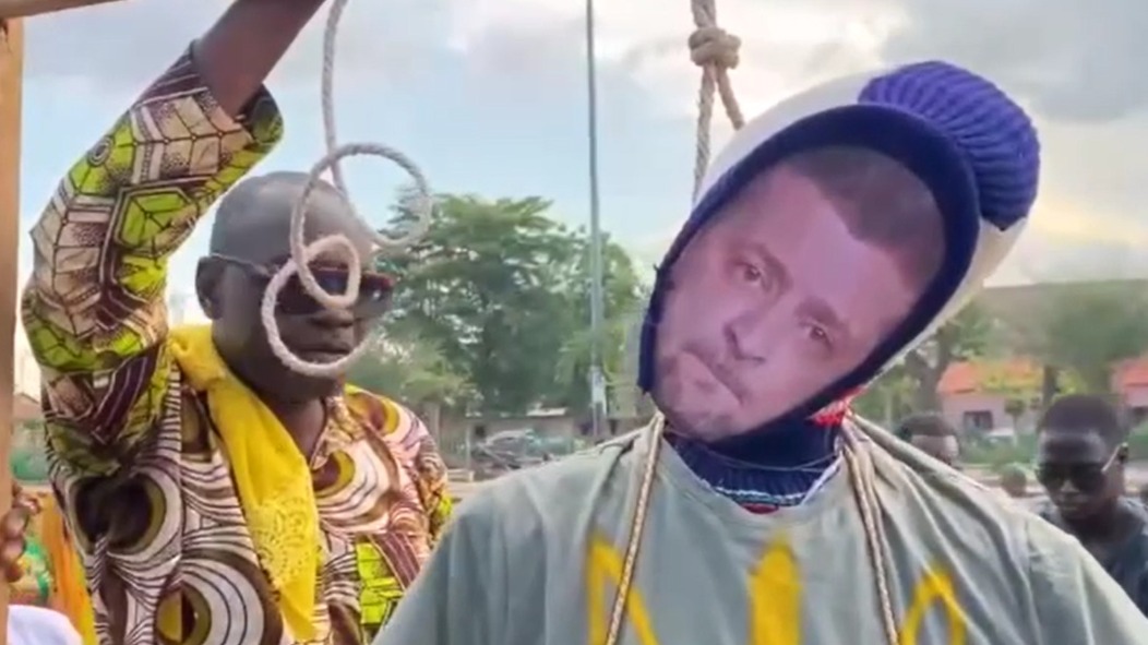 Чучело Зеленского сожгли под аплодисменты в столице Мали (видео)