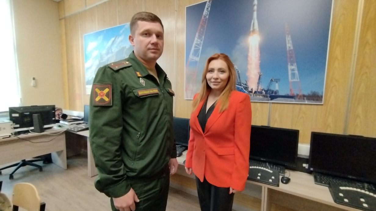 Сотрудник Единого пункта отбора на военную службу по контракту показал певице Анастасии Спиридоновой, как проходит отбор кандидатов