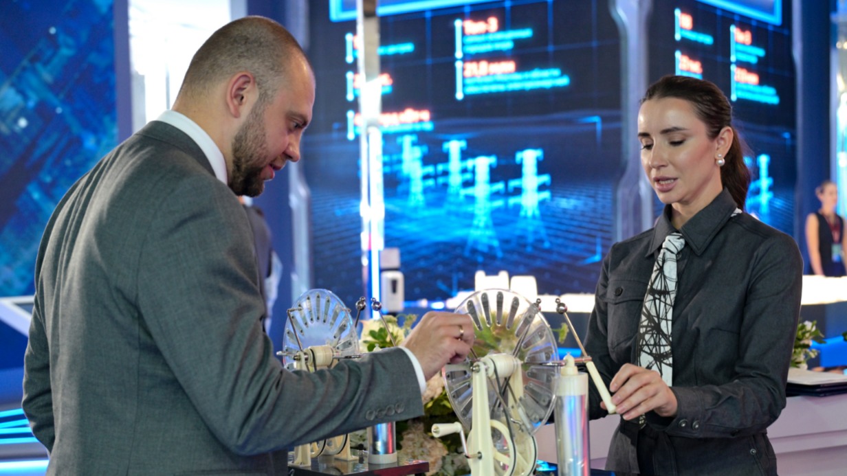 Участники выставки оборудования и технологий для топливно-энергетического комплекса (ТЭК), которая прошла в рамках VII международного форума «Российская энергетическая неделя» в Москве