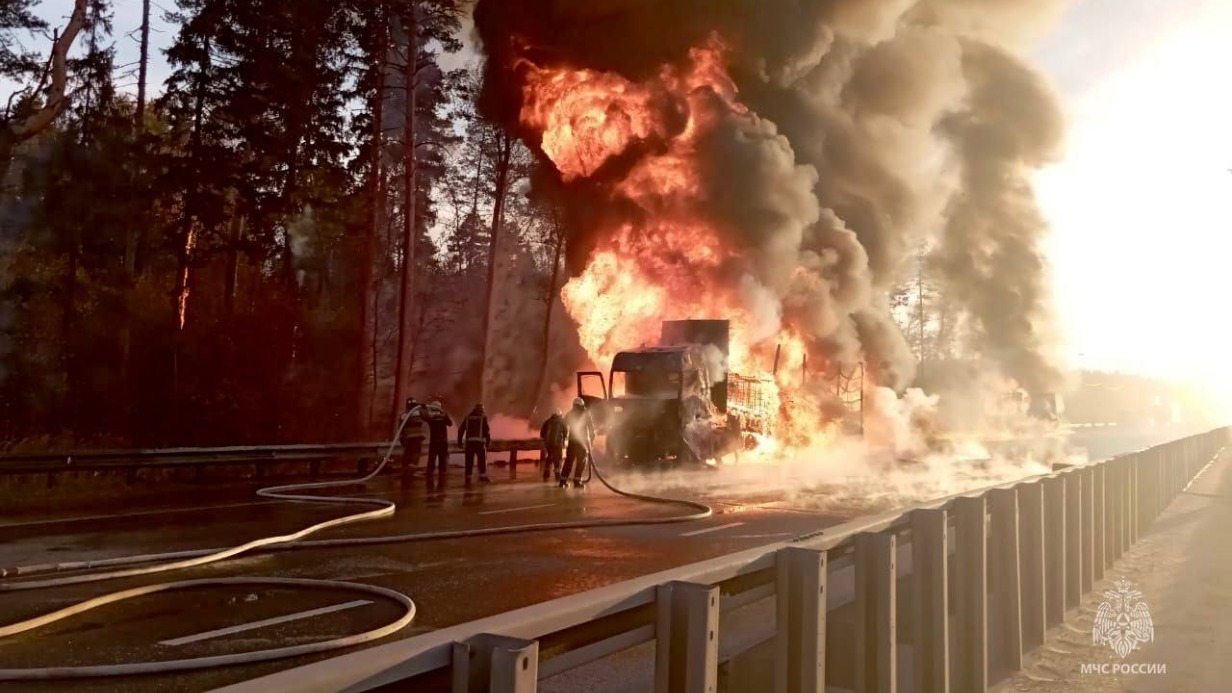 Грузовик и «Газель» загорелись в Подмосковье на трассе М-7