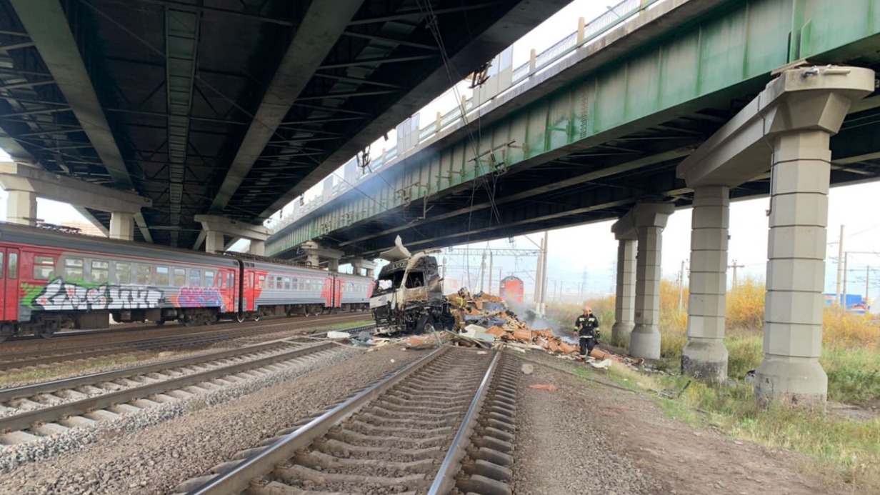 Тягач упал на железнодорожные пути в Петербурге, его водитель погиб