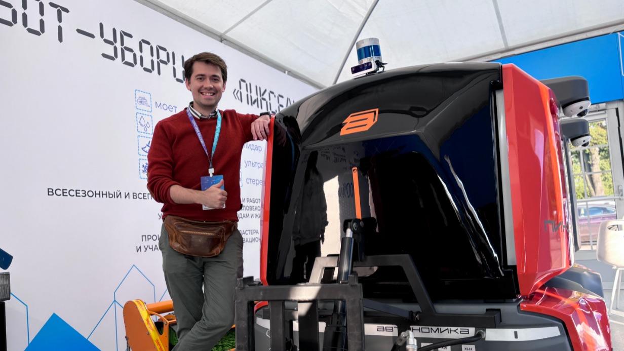 Сотрудник компании-разработчика ООО «Автономика» Никита Голенок рядом с роботом-уборщиком «Пиксель» — таких помощников активно внедряют в сферу коммунального хозяйства Москвы