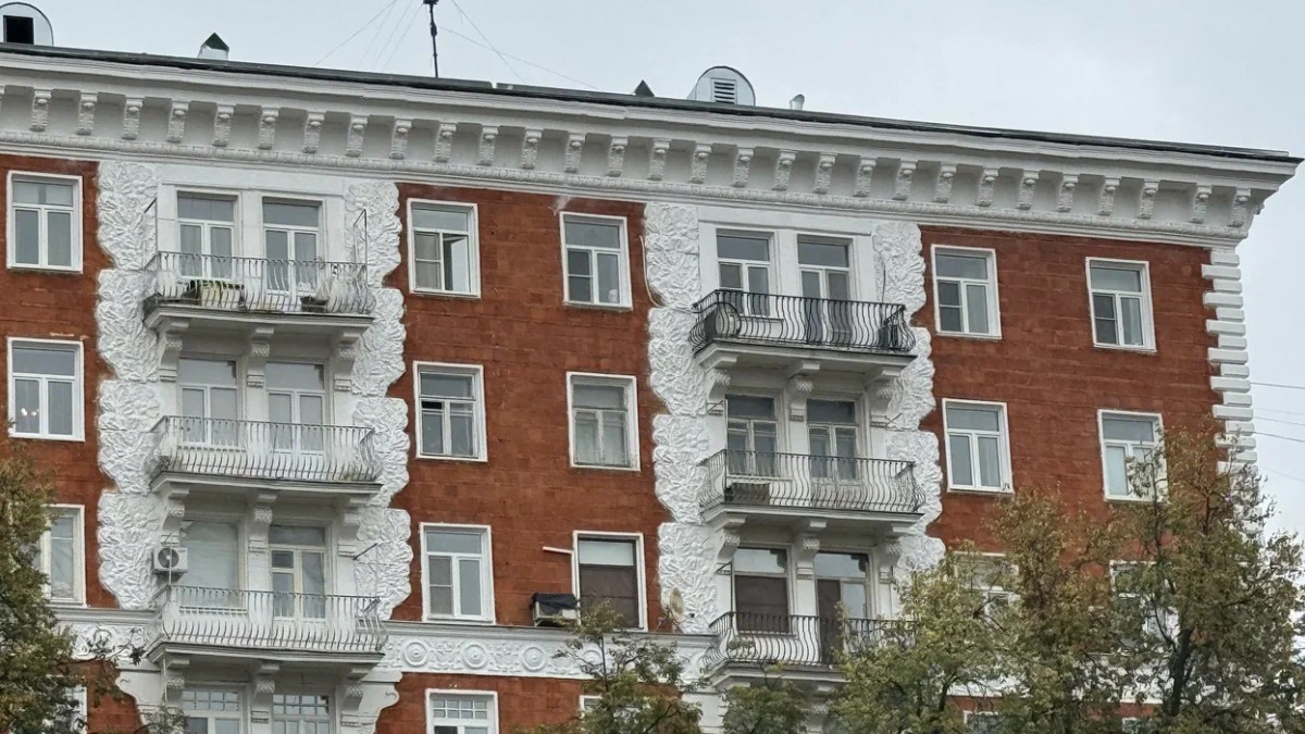 В Гагаринском районе проходит комплексный капитальный ремонт дома в неоклассическом стиле