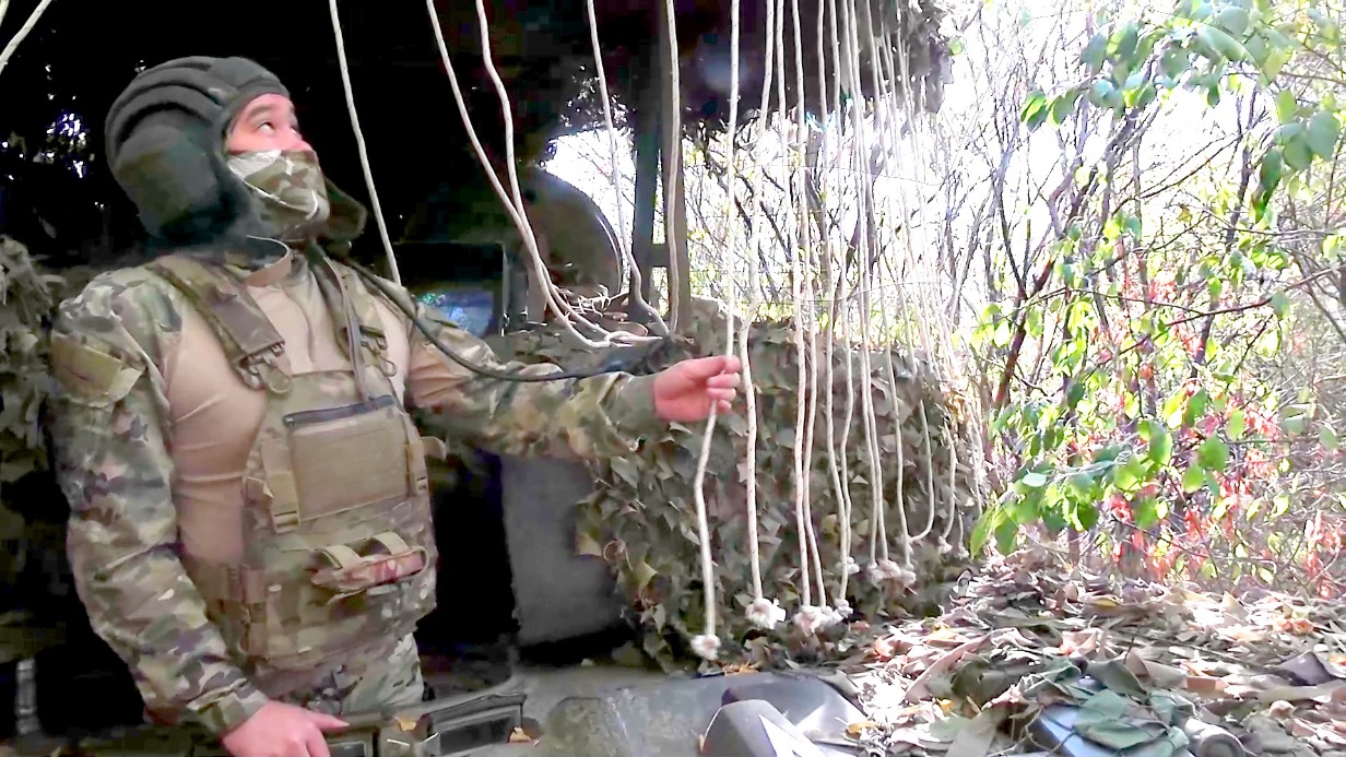 Механик-водитель танка Т-80БВМ с позывным «Мура» рассказывает о принципе действия веревок — защиты от дронов