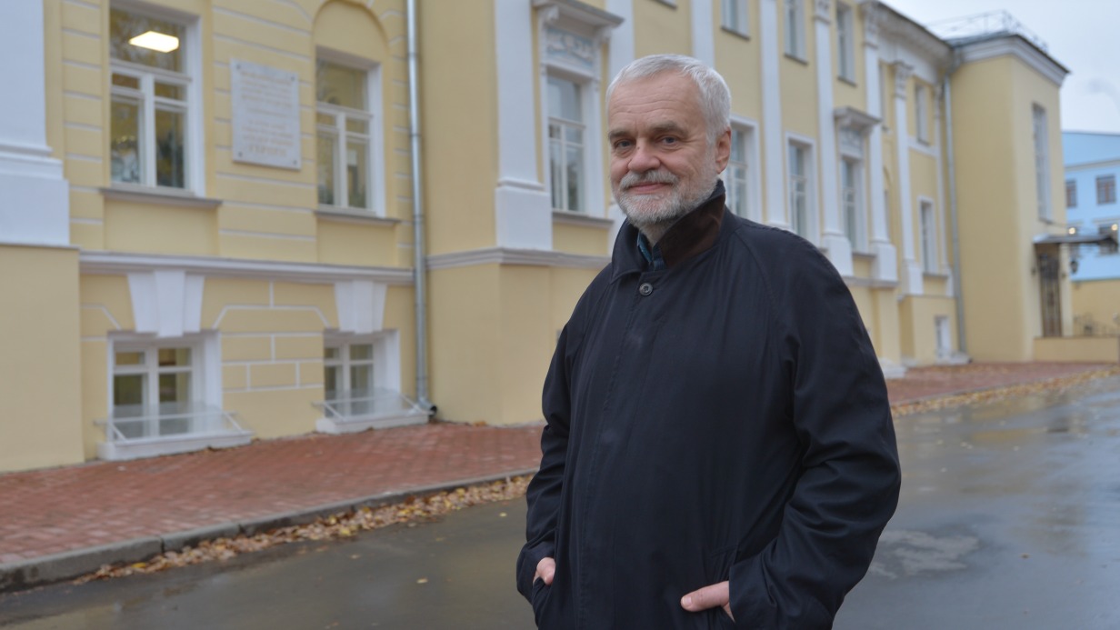 Ректор Литературного института имени Горького Алексей Варламов во дворе усадьбы Льва Яковлева на Тверском бульваре, где учебное заведение располагается с 1933 года