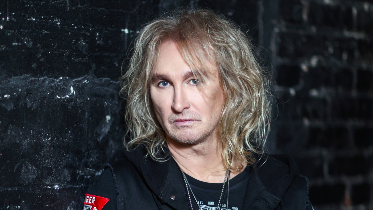 Александр Иванов исполняет патриотические композиции еше с 1980-х годов