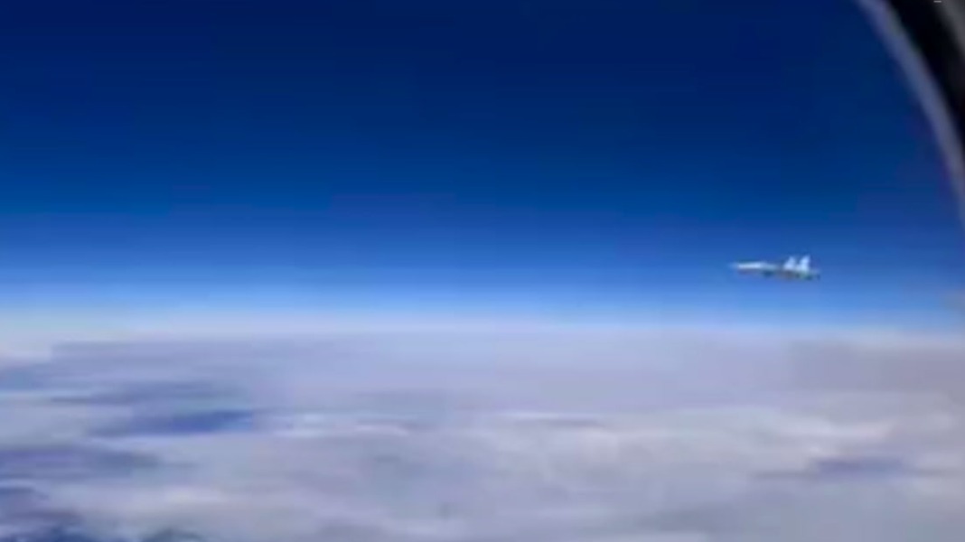 Видео сопровождения самолета Си Цзиньпина истребителем РФ появилось в Сети