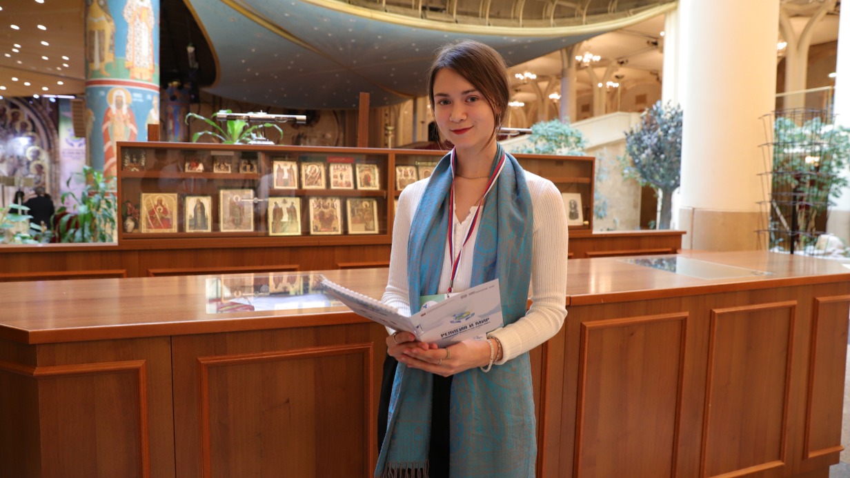 Студентка Государственного университета управления Диана Юсупова в храме Христа Спасителя перед началом церемонии открытия Московского международного форума «Религия и Мир»