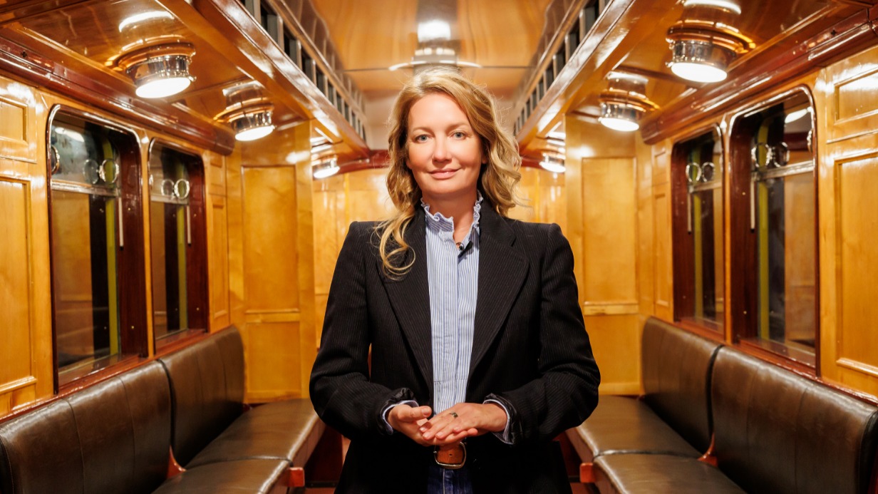 Директор музея Транспорта Москвы Оксана Бондаренко в уникальном вагоне 1927 года