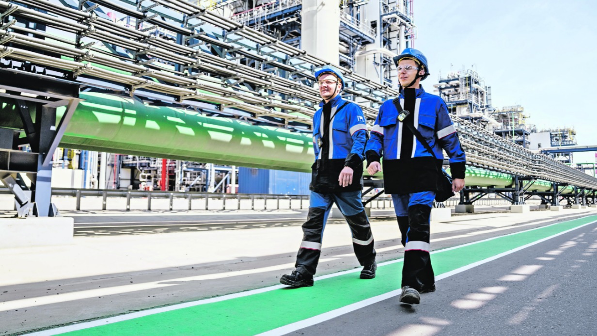 Существенную долю персонала занимают операторы технологических установок