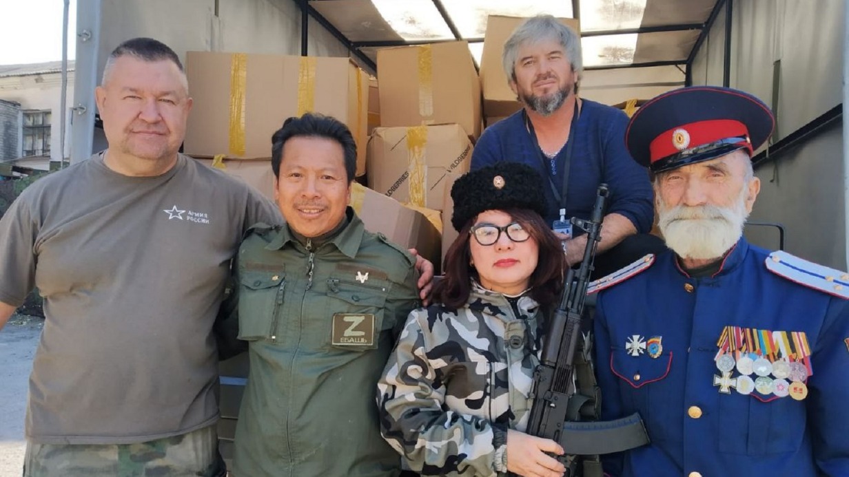 Вьетнамцы Дык Хай Фам (в первом ряду второй слева) и Буй Май Линь (третья слева) передают гуманитарную помощь Казачьей разведывательной бригаде «Терек» в ЛНР