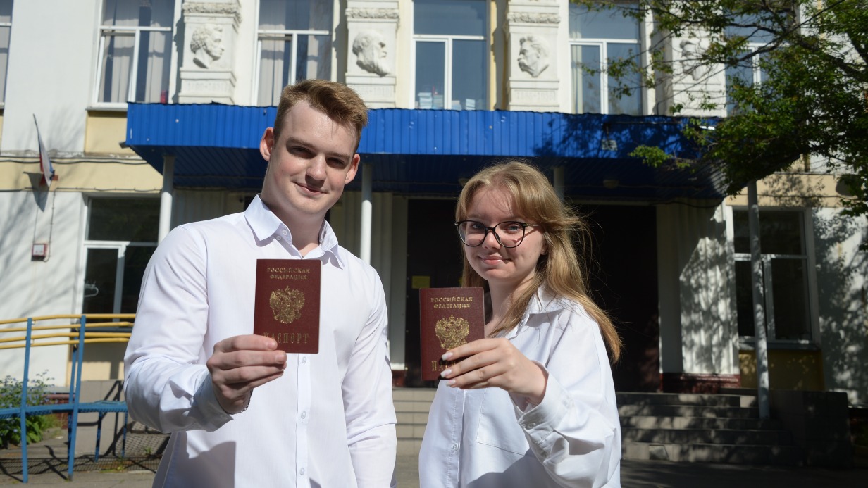 Учащиеся школы № 199 Егор Чайка и Виктория Фролова перед ЕГЭ по русскому языку