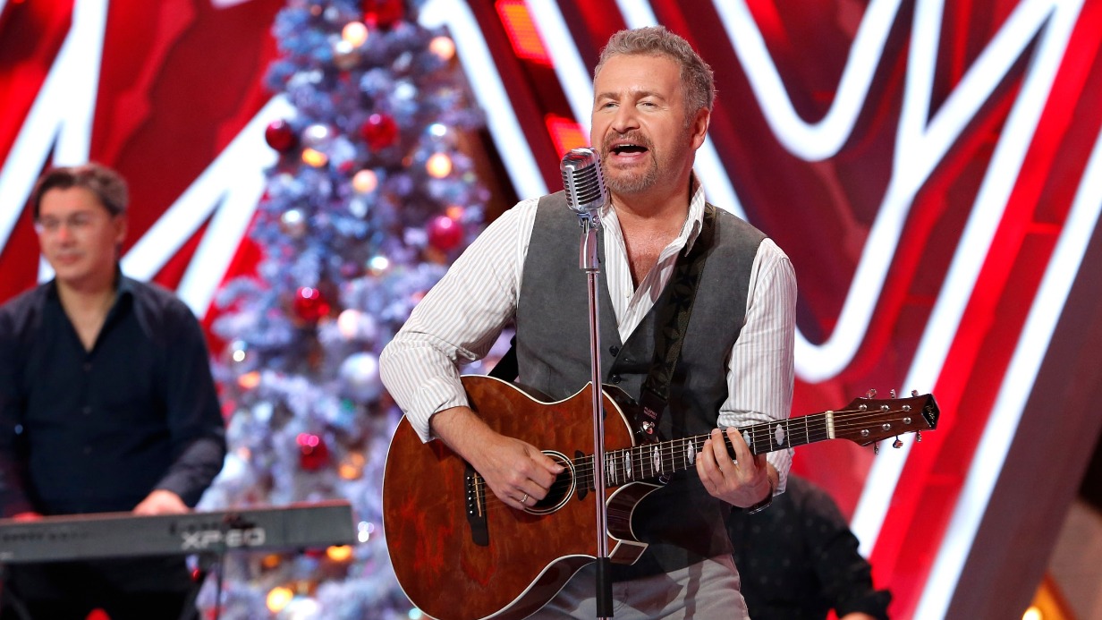 Певец Леонид Агутин во время съемок «Голубого огонька». Артист почти каждый год появляется на экране в новогоднюю ночь