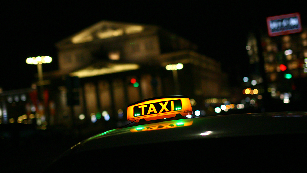 В Москве таксист сбил пешехода и начал угрожать полицейскому