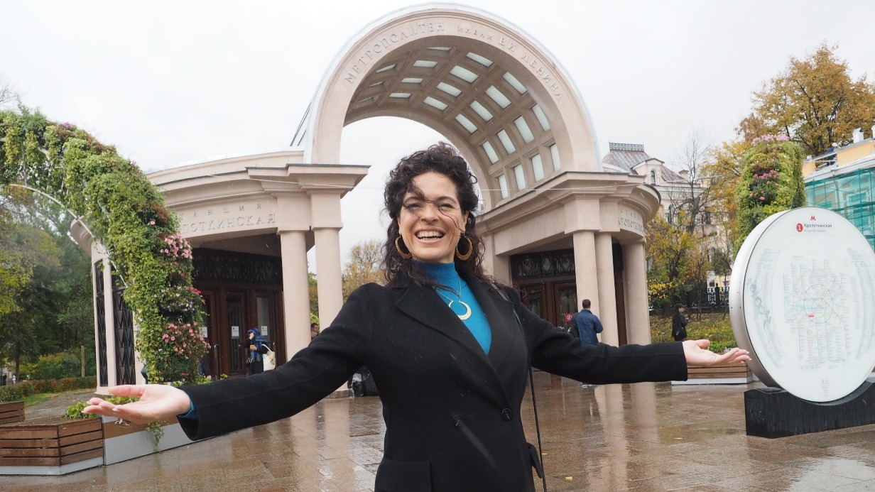 Австралийская певица Перукуа возле входа на станцию метро «Кропоткинская»