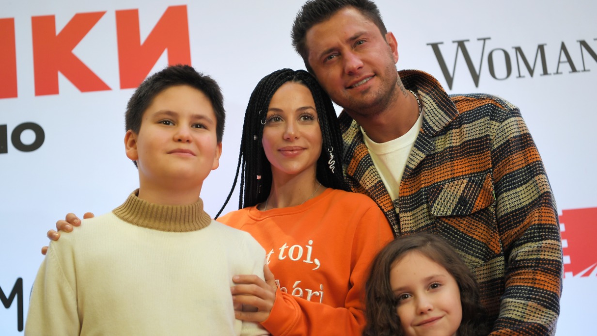 Павел Прилучный со своей нынешней супругой Зепюр Брутян и детьми от Агаты Муцениеце — Мией и Тимофеем