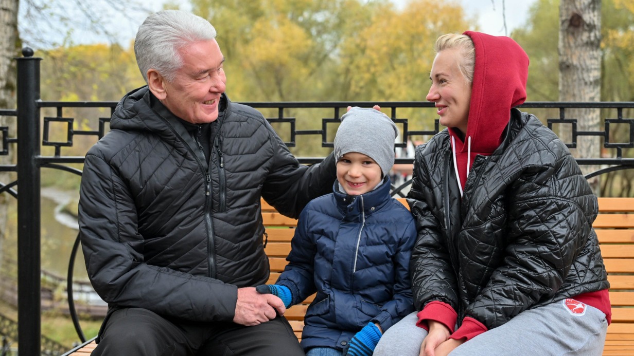 Мэр Москвы Сергей Собянин осмотрел итоги благоустройства участков парка «Яуза» вдоль Сельскохозяйственной улицы и Тенистого проезда и пообщался с жителями