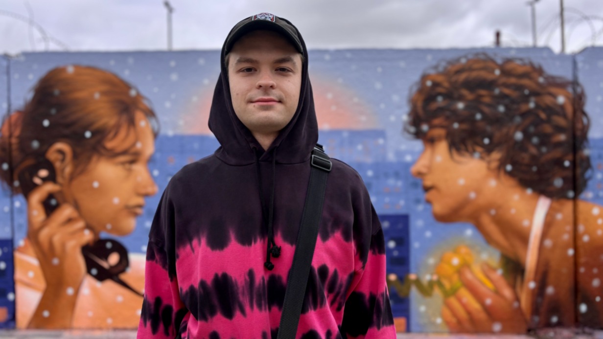 Антон Спутник возле мурала, созданного им в рамках проекта «НЕТСТЕН»