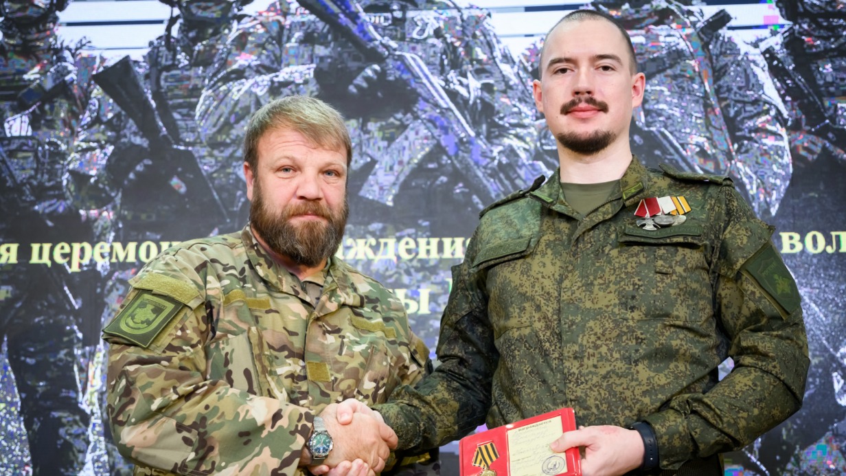 Легендарный командир танка «Алеша» Герой России, Герой ДНР, Герой ЛНР Александр Леваков (слева) вручает общественную награду Александру Бронникову, участнику церемонии в номинации «За проявленный героизм и отвагу при защите Отечества»