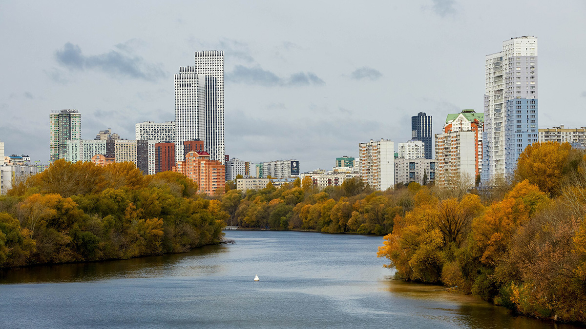 Ребенок на самокате упал в Москву-реку около метро «Мякинино»