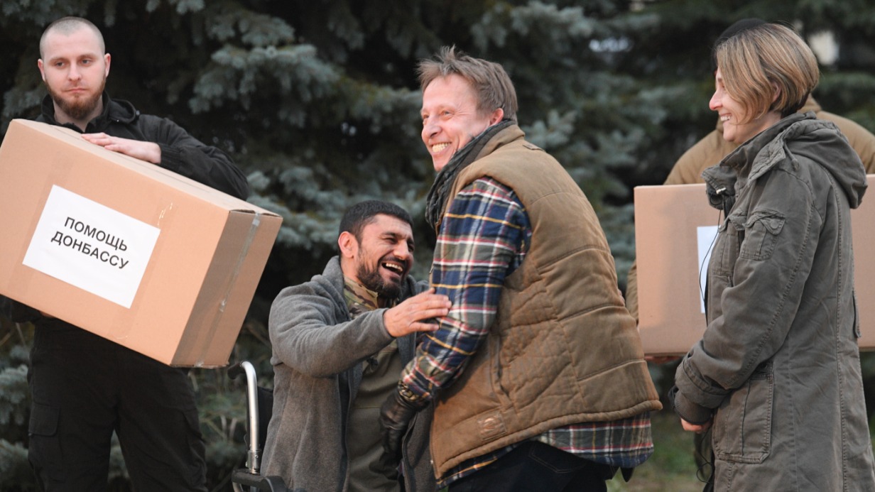 Актер и режиссер, член партии «За Правду» Иван Охлобыстин с супругой Оксаной доставили гуманитарную помощь защитникам Донбасса