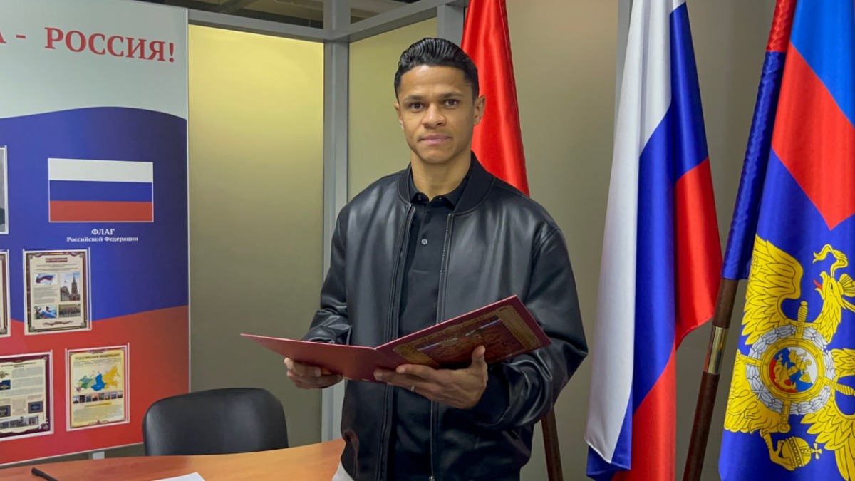 В МВД вручили российский паспорт футболисту «Зенита» Дугласу Сантосу