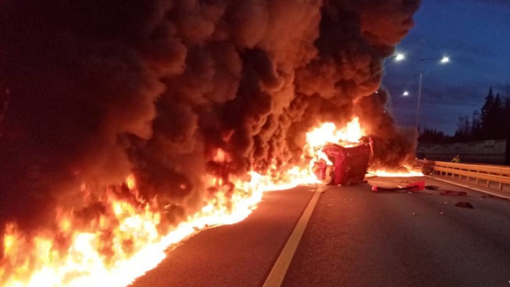 Крупный пожар произошел на трассе М-11, горит бензовоз
