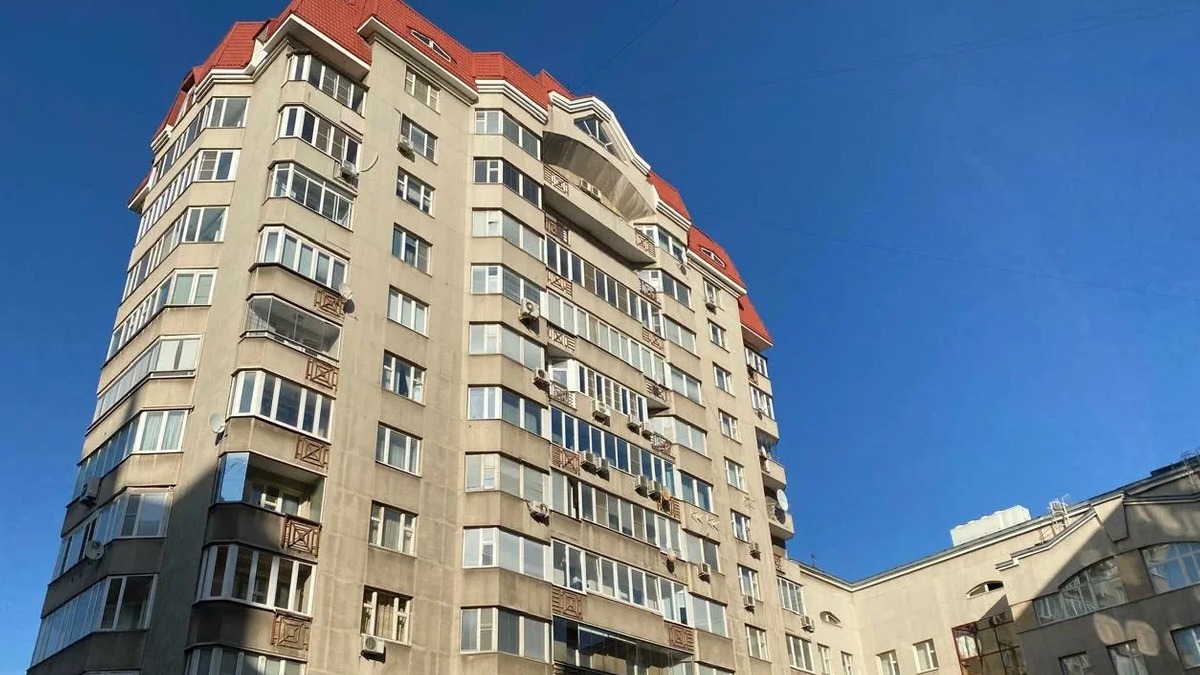 В доме 1999 года постройки в центре столицы заменили все лифтовое оборудование