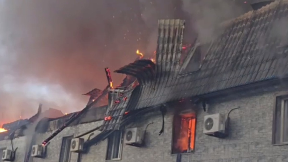 МЧС локализовало пожар в хабаровской гостинице на площади 500 «квадратов»