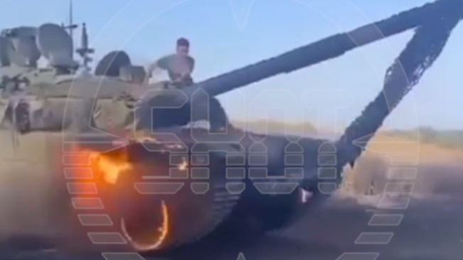 Российские бойцы эффектно въехали в Селидово в ДНР на горящем танке (видео)