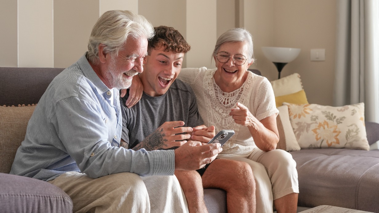 Как старшему поколению наладить отношения с внуками и быть «на одной волне»