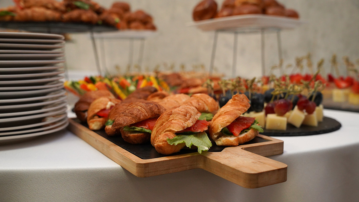 Shot: Студентов заставляют накрывать столы в вузах для защиты диплома